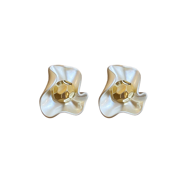 Pendientes minimalistas de aleación floral con baño de oro para mujer, aretes ligeros de lujo con diseño de flor arrugada