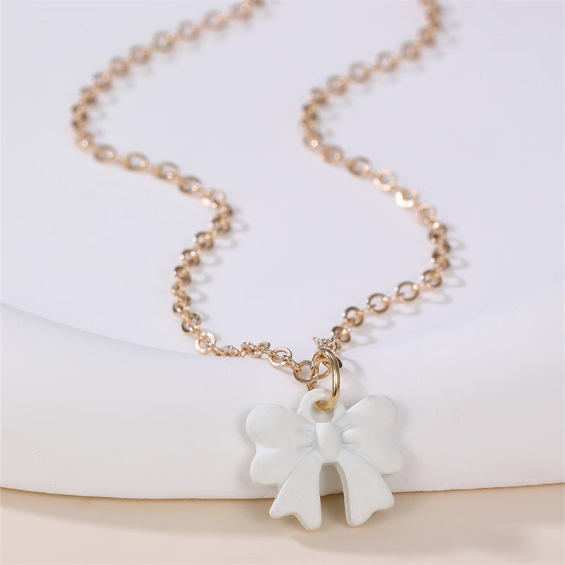 Collar de Cristal con Forma de Lazo Dulce y Fresco para Niñas con Colgante de Aleación y Acabado Hecho a Mano