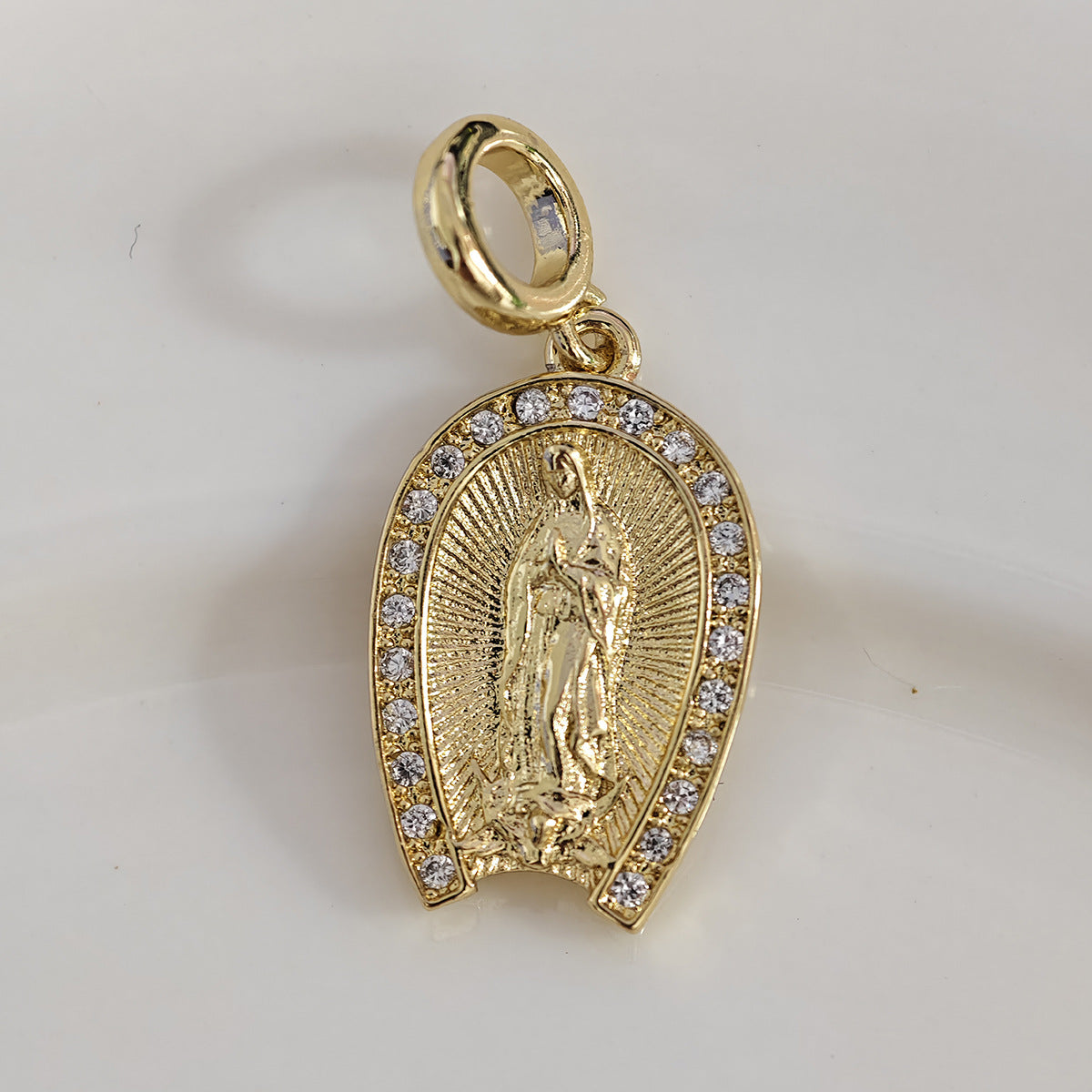 Ciondolo a Lettera Minimalista in Ottone Placcato Oro 18K con Barretta Charm con Zirconia Cubica Incastonata