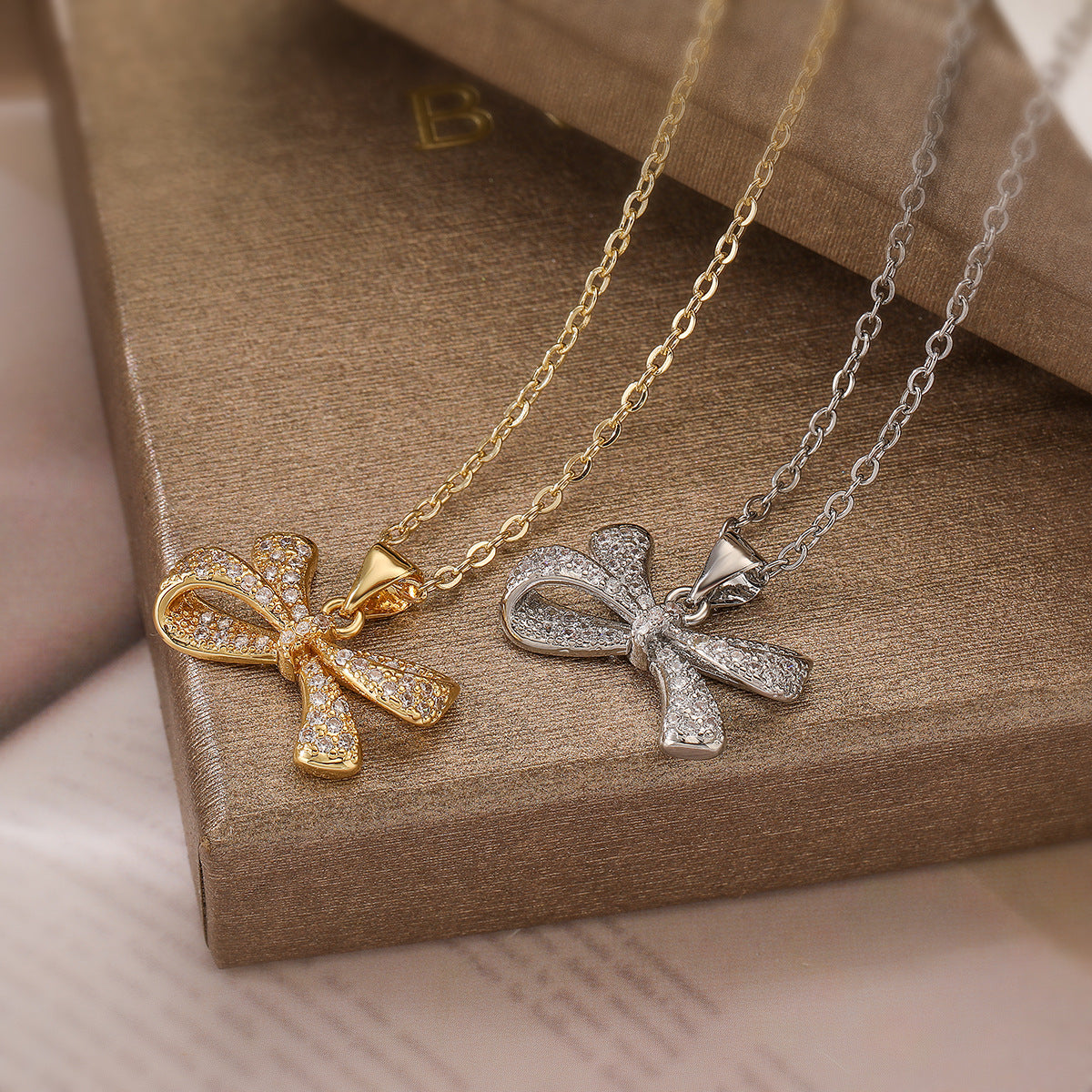 Collana Minimalista da Donna con Pendente a Fiocco in Rame, Placcatura in Oro 18K e Dettagli in Zircone