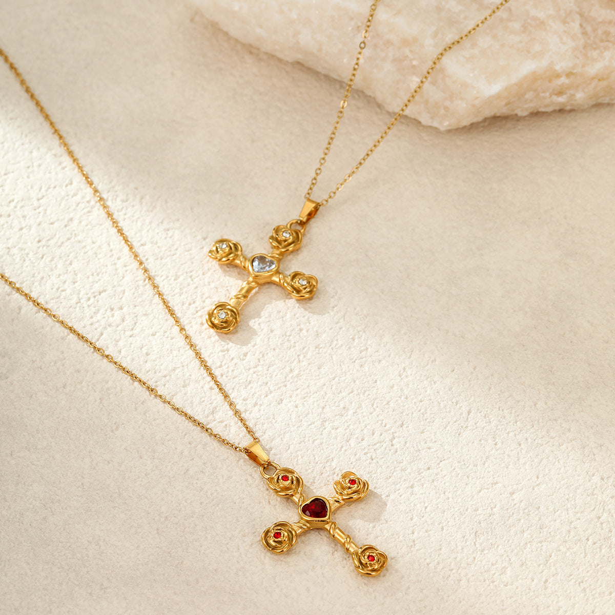 Collar con colgante de cruz de rosa de acero inoxidable chapado en oro de 18 quilates vintage para mujer
