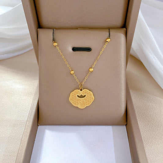 Collana con ciondolo minimalista in acciaio al titanio a forma di nuvola e carattere Fu, placcata oro, con delicata catena a clavicola, da donna