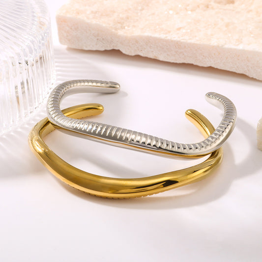 Bracciale geometrico a C irregolare in acciaio al titanio per donna con motivo serpente e finitura placcata sottovuoto in oro 18 carati