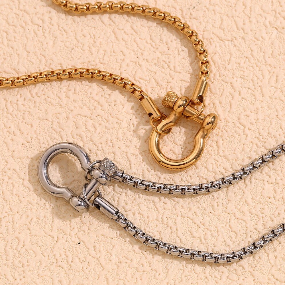 Elegante Collana con Pendente Geometrico in Acciaio Inossidabile, Placcatura in Oro 18K e Accento di Perla Quadrata, Chiusura a Ferro di Cavallo, da Donna