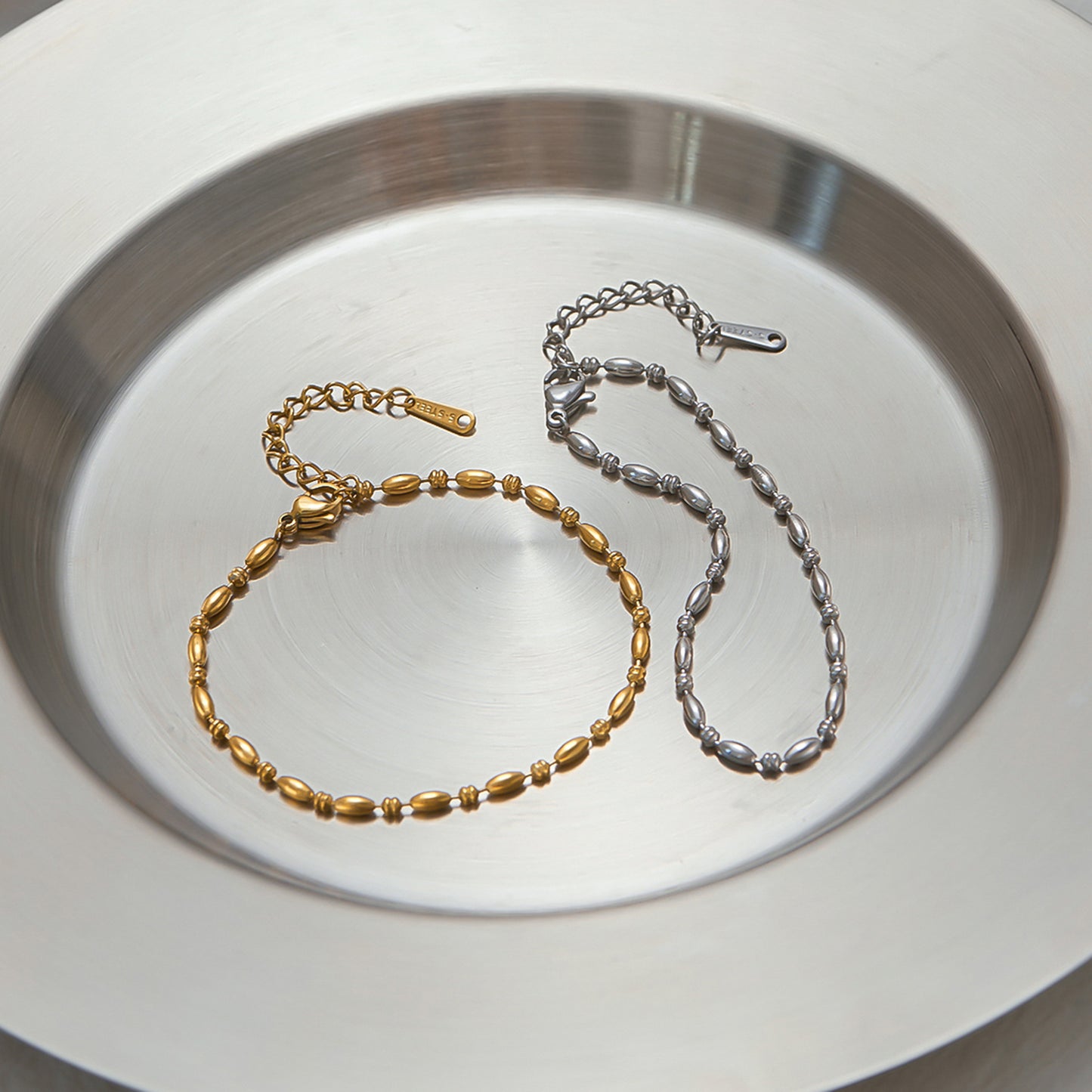 Bracciale placcato in acciaio inossidabile a motivi geometrici da donna con estetica minimalista di lusso