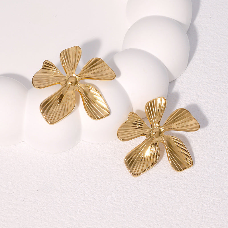 Orecchini da donna minimalisti in acciaio inossidabile a motivo floreale placcati oro 18K