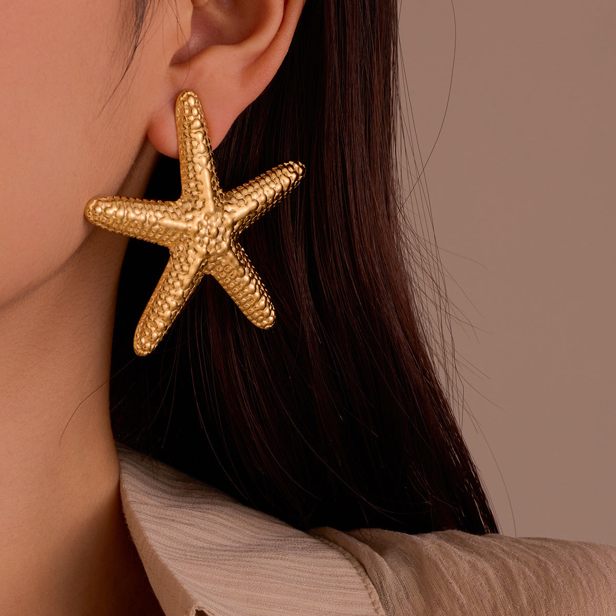 Orecchini a perno da donna in acciaio inossidabile a forma di stella martellata in stile vintage con finitura placcata