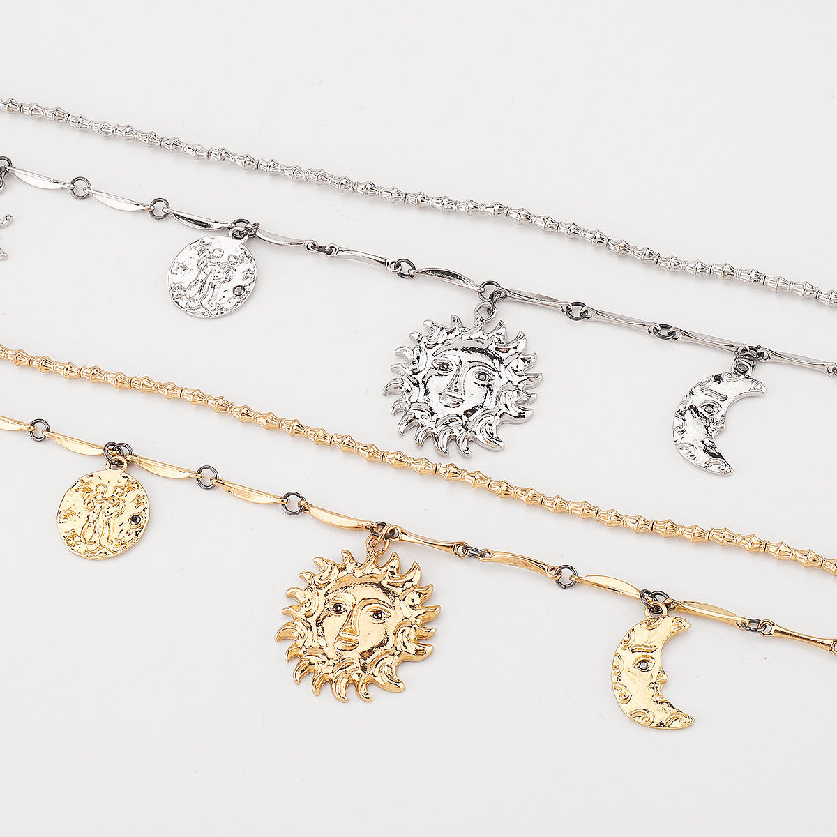 Collana da donna con ciondolo luna e stella vintage, con base in lega e intarsio di strass su catena standard