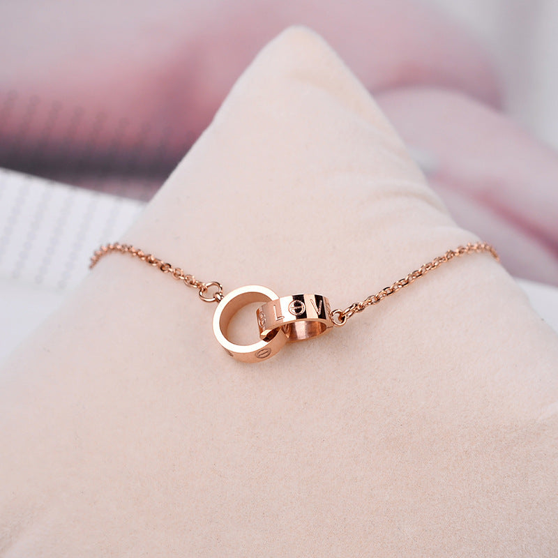 Collar minimalista geométrico de acero titanio para mujer con baño de oro y cadena ondulada