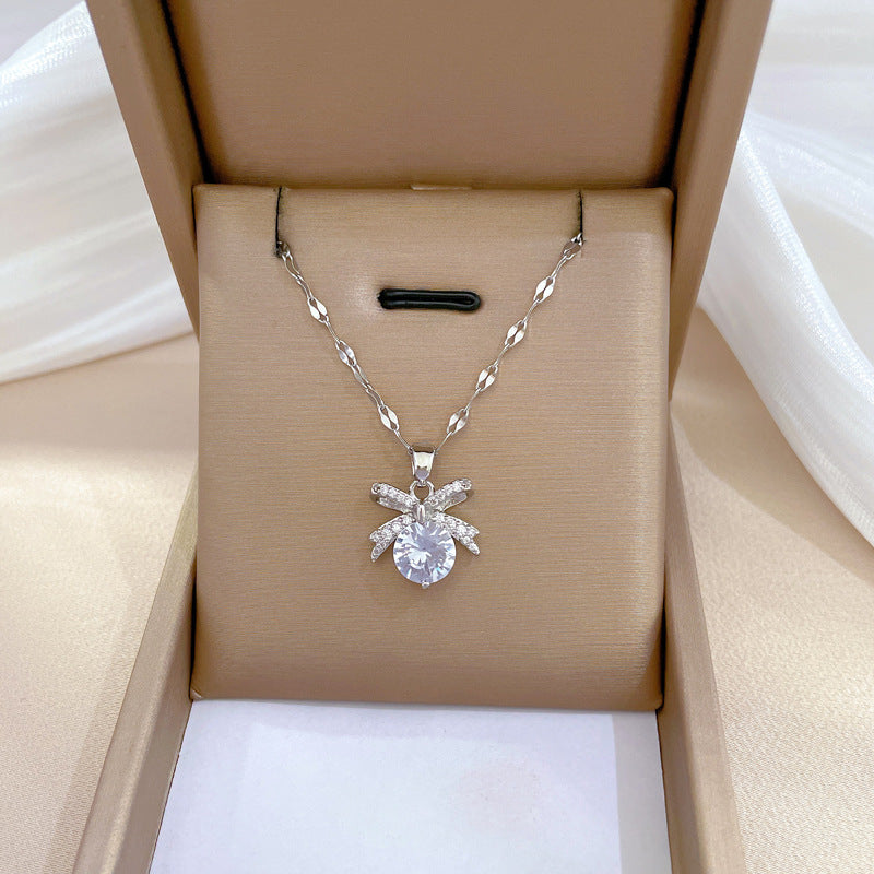 Collana Minimalista con Catena a Labbra in Acciaio al Titanio con Pendente in Rame e Intarsio di Strass