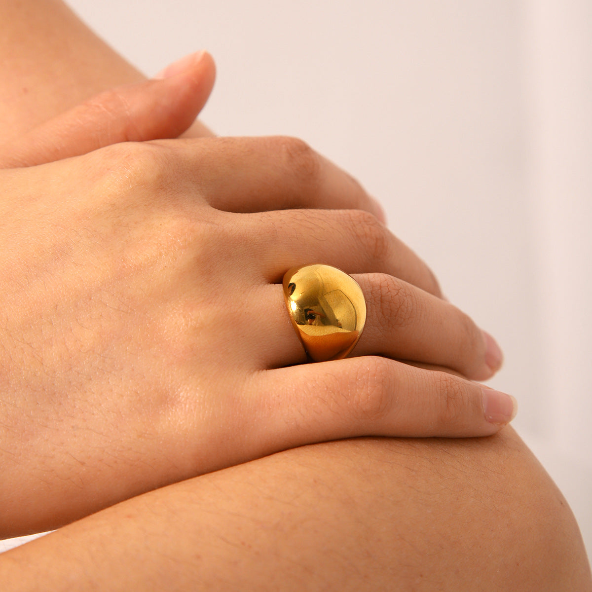 Anello curvo grosso in acciaio inossidabile placcato oro con design geometrico minimalista da donna