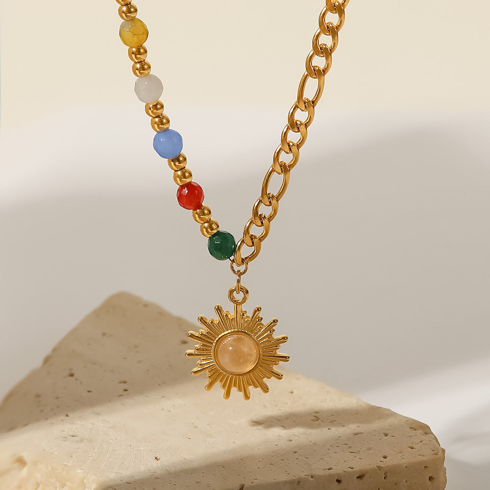 Collar con colgante geométrico estilo INS de acero de titanio con acabado chapado en oro de 18 quilates, dije de sol de piedra natural ojo de gato y detalles de piedras coloridas