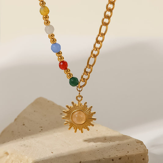 Collana con Pendente Geometrico Stile INS in Acciaio al Titanio Placcato Oro 18K, con Ciondolo Sole in Pietra Naturale Occhio di Gatto e Accenti di Pietre Colorate