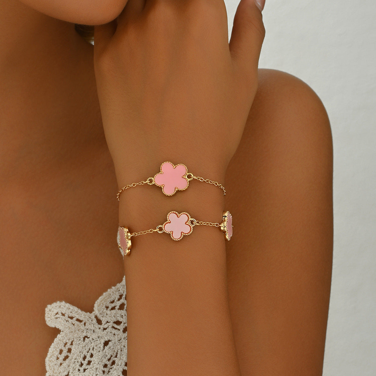 Bracciale floreale minimalista da donna in lega di zinco con finitura smaltata e design a fiore di prugno e petali