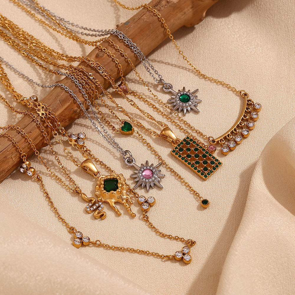 Collana con Pendente Geometrico alla Moda in Acciaio Inossidabile con Placcatura in Oro 18K, Accenti in Acciaio al Titanio, Accenti di Strass e Dettaglio con Frange per Donna