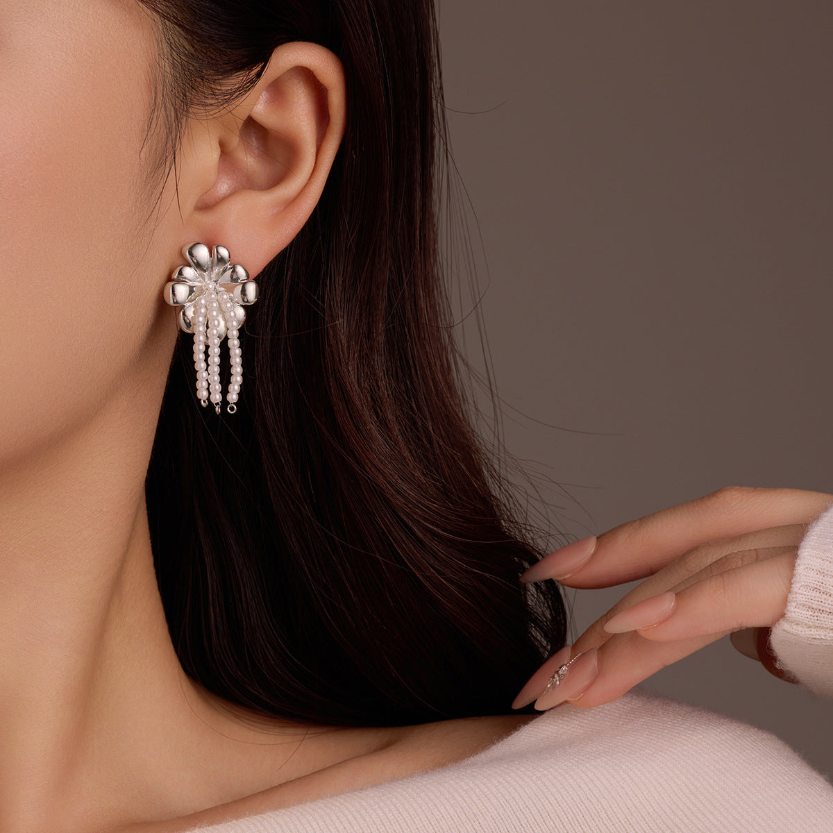 Orecchini pendenti da donna con perle e fiori vintage in acciaio inossidabile placcato oro e perni in acciaio al titanio
