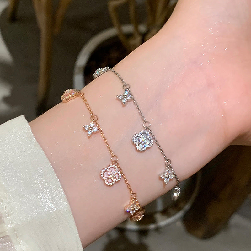 Bracciale con Fiori di Trifoglio Floreali in Madreperla e Zirconi Cubici Stile Lussuoso da Donna con Elegante Estetica Vintage Francese