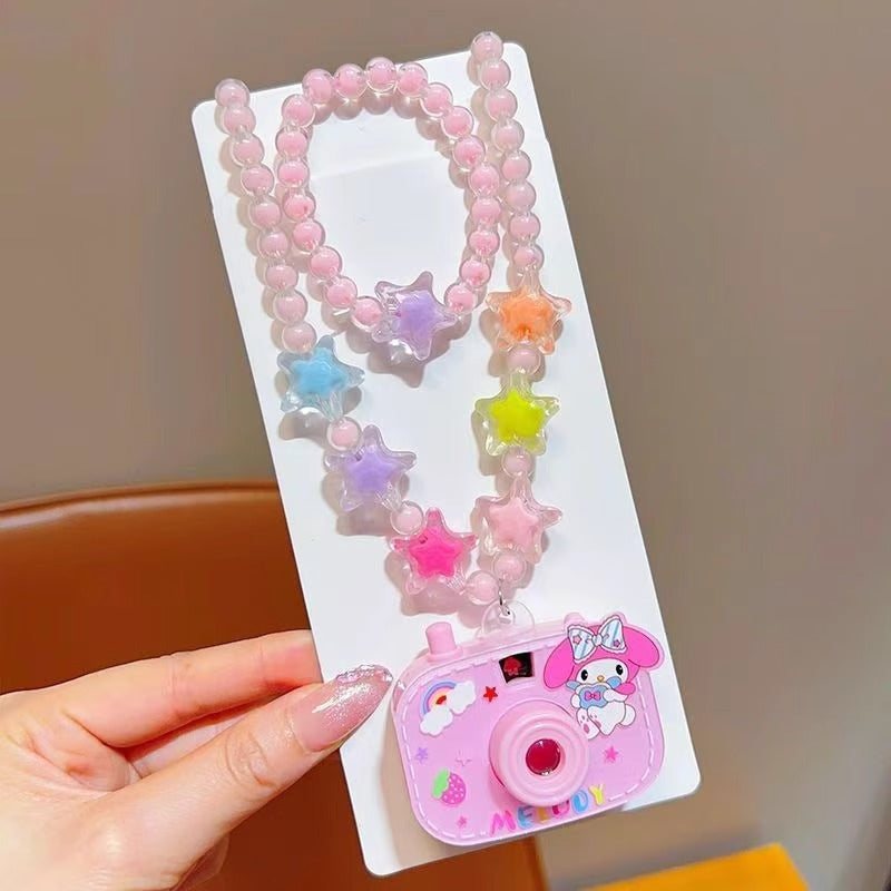 Collana con Pendente a Forma di Personaggio dei Cartoni Animati per Bambini con Fotocamera a Proiezione in Resina su Catena a Sfere, Simpatico Regalo di Compleanno per Ragazze dai 3 ai 10 Anni