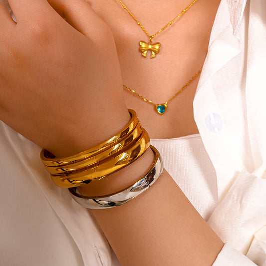 Bracciale minimalista da donna in acciaio inossidabile con placcatura in oro sottovuoto e chiusura a moschettone sferica lucida