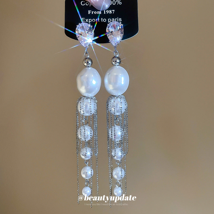 Aretes elegantes de perlas tipo broquel de estilo francés con detalles de circonita y flecos para mujer, forma geométrica, postes de acero chapado, diseño minimalista de lujo