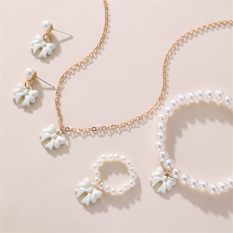 Conjunto de collar y pulsera de perlas dulces con colgante de lazo para niños en material de resina con acabado esmaltado