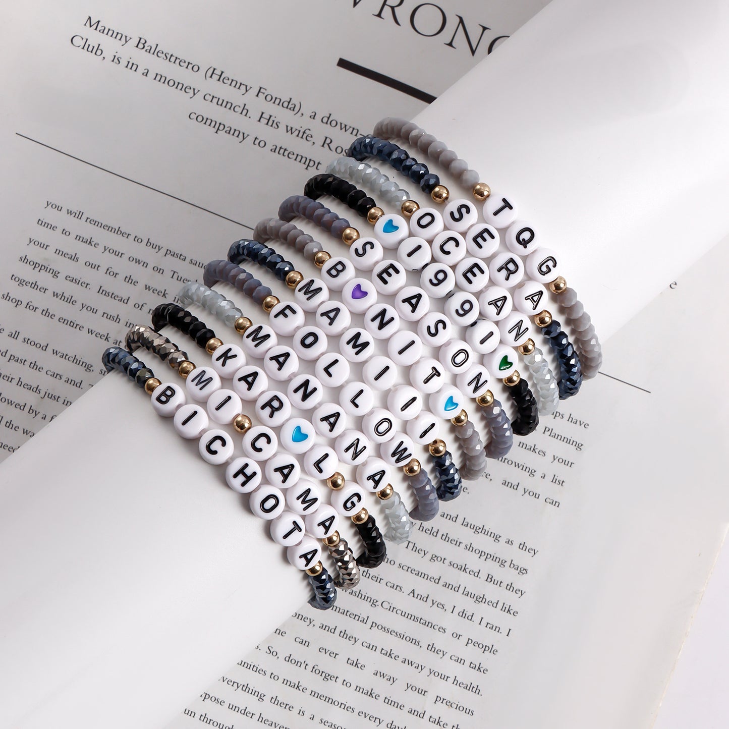 Conjunto de pulseras chapadas estilo geométrico con dijes de cristal y detalles de letras para mujeres y hombres