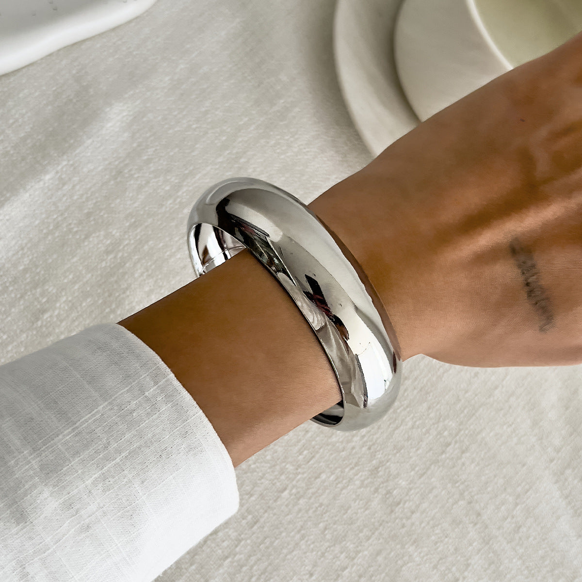 Pulsera vintage de resina ámbar tenue con diseño geométrico y acabado chapado para mujer