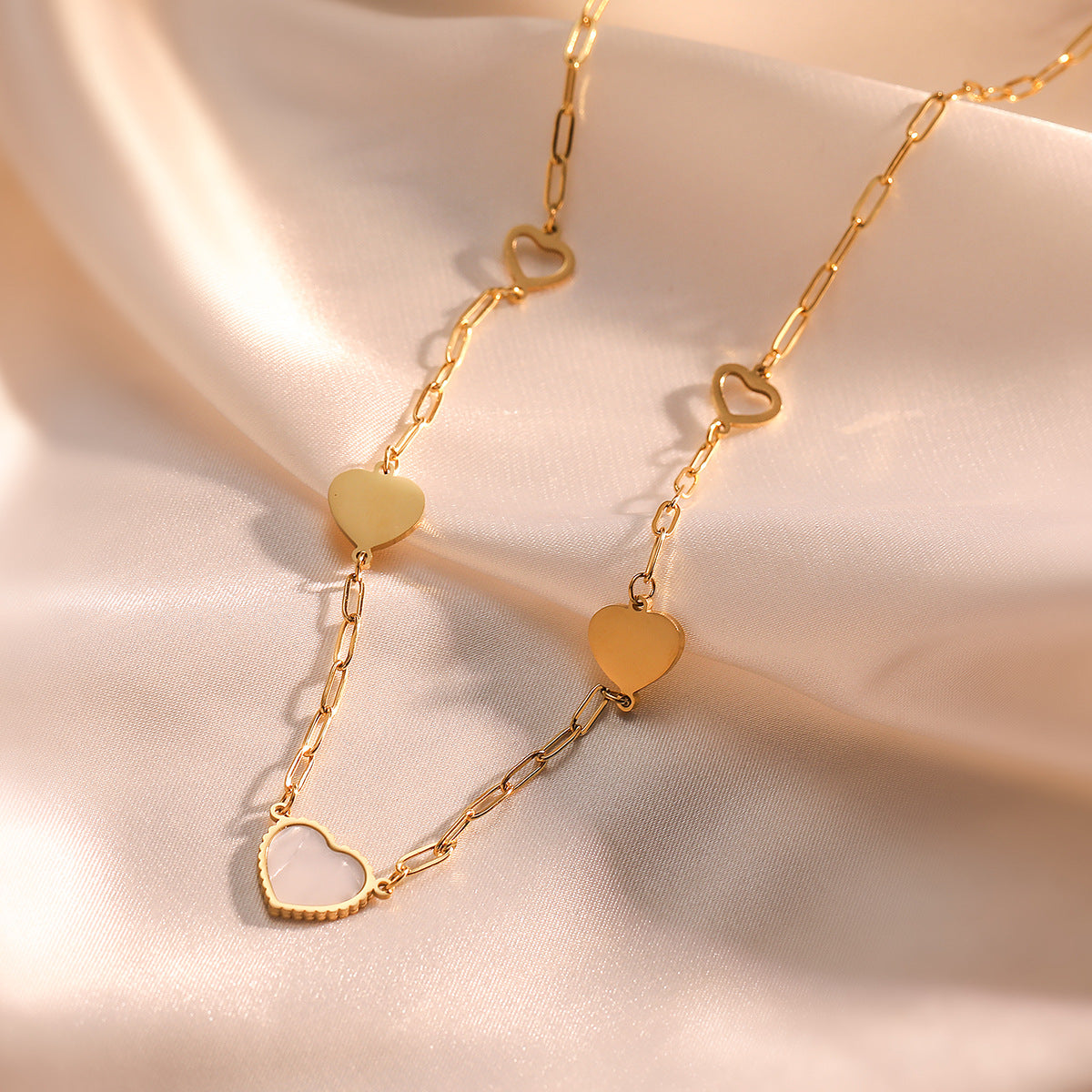 Collana Minimalista da Donna in Acciaio al Titanio con Ciondolo a Cuore Placcato Oro e Intarsio in Abalone
