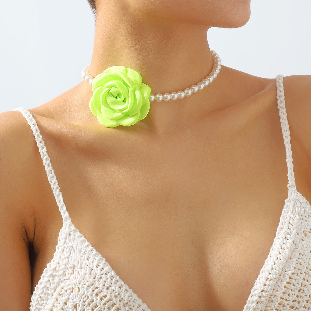 Gargantilla de perlas con diseño floral dulce y atrevido y rosa de tela geométrica en 3D para mujer