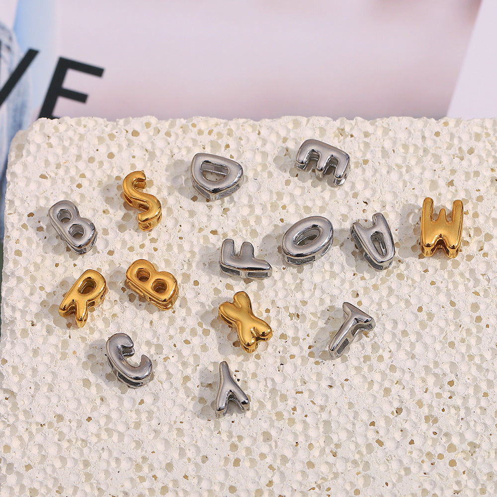 Collana Minimalista con Ciondolo a Lettera da Donna in Acciaio Inox con Placcatura in Oro 18K Design Cavo