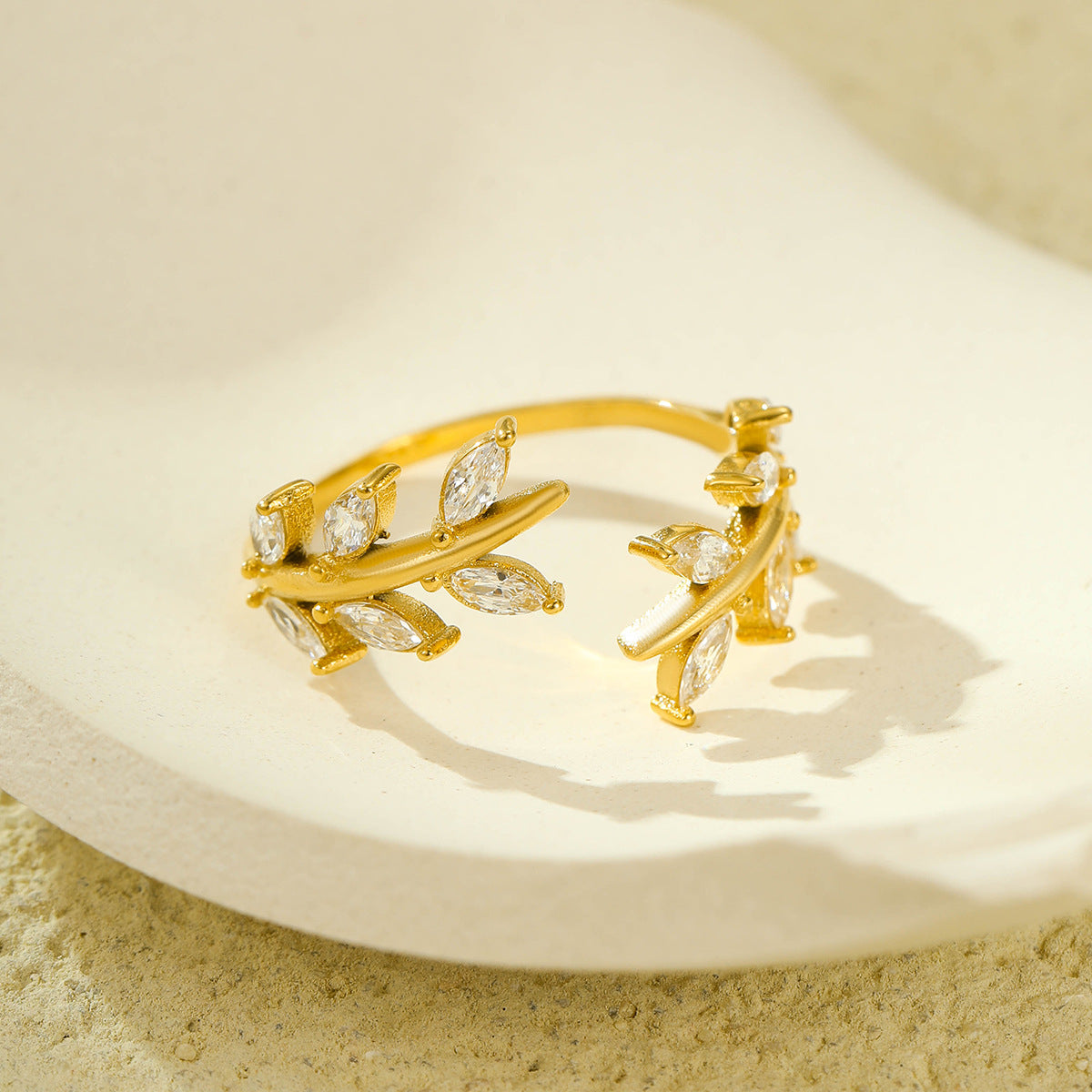 Anillo minimalista de acero de titanio con forma de hoja para mujer, con circonita micropavé, acabado galvanizado, diseño moderno y atemporal