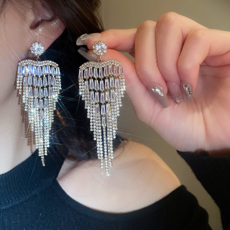 Orecchini pendenti con nappe geometriche minimaliste con intarsi di strass in rame placcato e perni in argento sterling 925 da donna