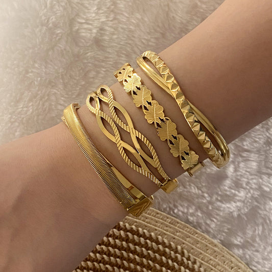 Pulsera de Acero Inoxidable de Líneas Geométricas con Colgante de Hoja Bañado en Oro para Mujer