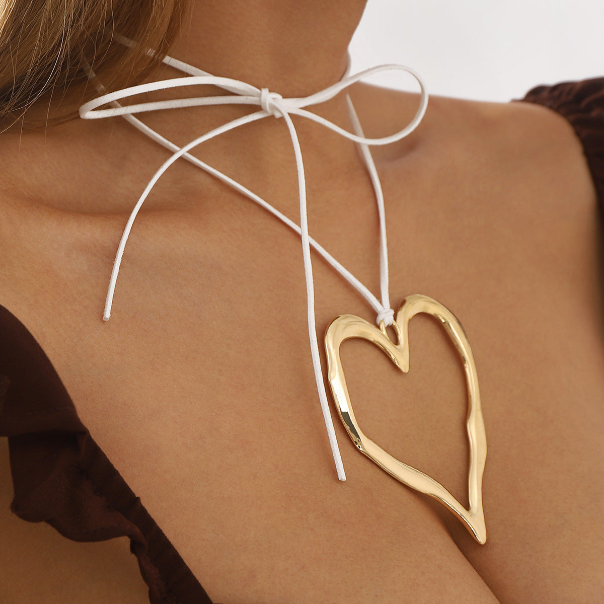 Collar de gargantilla de terciopelo con colgante de corazón hueco irregular extragrande para mujer con dije de aleación