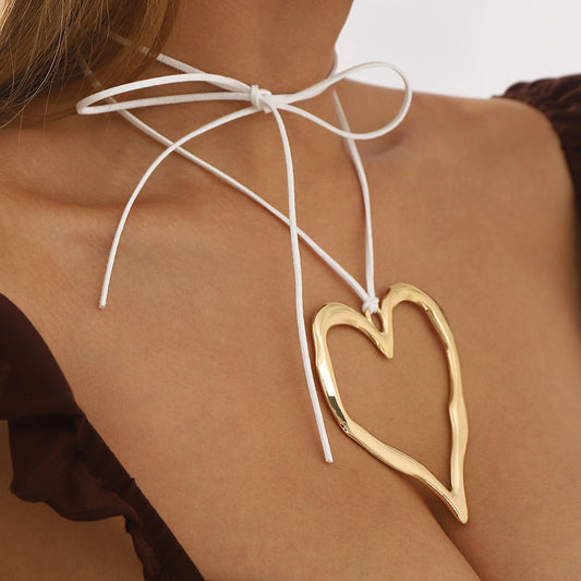 Collar de gargantilla de terciopelo con colgante de corazón hueco irregular extragrande para mujer con dije de aleación