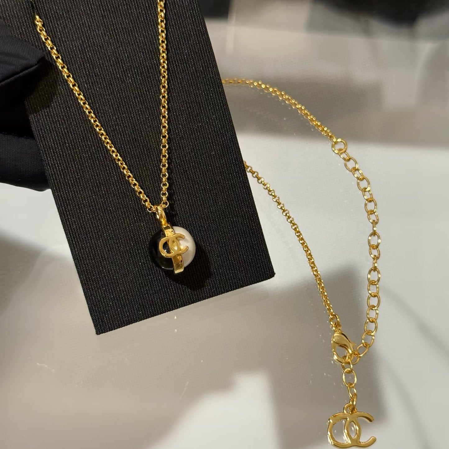 Collana da Donna con Lettera Placcata in Oro e Perle in Ottone Dolce