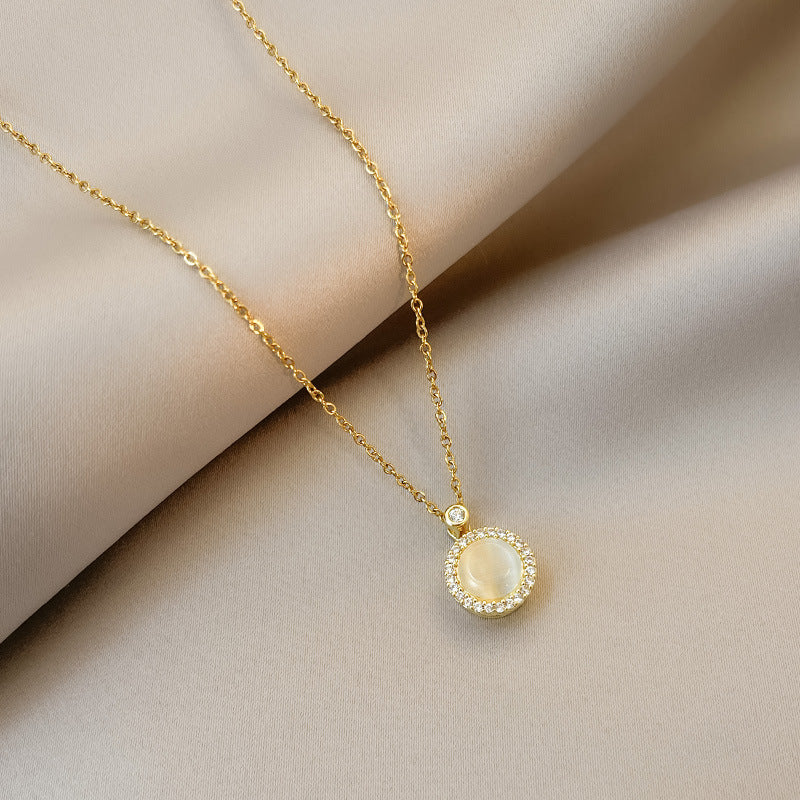 Collana girocollo minimalista da donna con pendente a occhio di gatto rotante, zirconi micro-pavé, design geometrico rotondo in acciaio al titanio con catena a croce