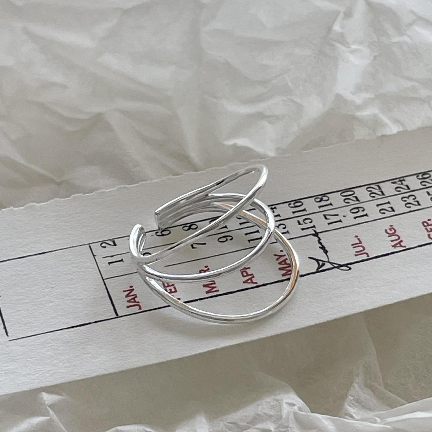 Anillo abierto minimalista dulce chapado en plata de ley 925 con letra y número