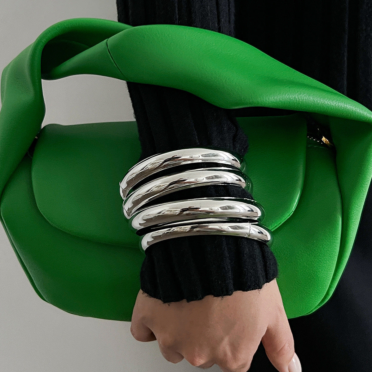 Set di bracciali vintage in metallo con texture geometrica a pelle di serpente, finitura lucida e superficie elettrolitica