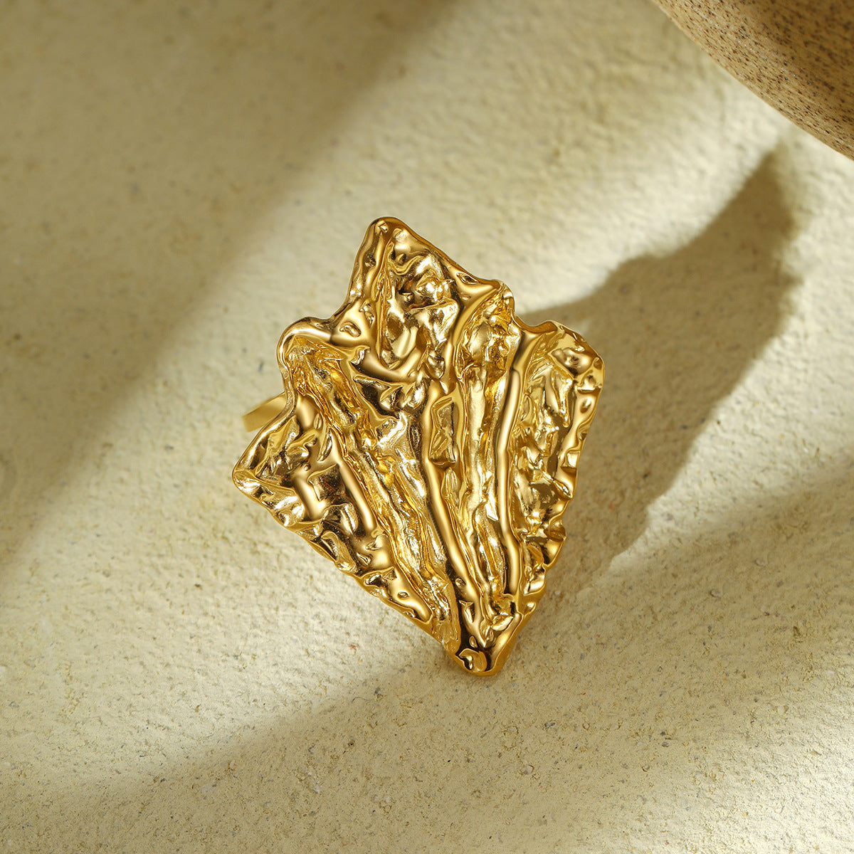 Anillo de acero inoxidable irregular arrugado con acabado chapado de estilo retro francés para mujer