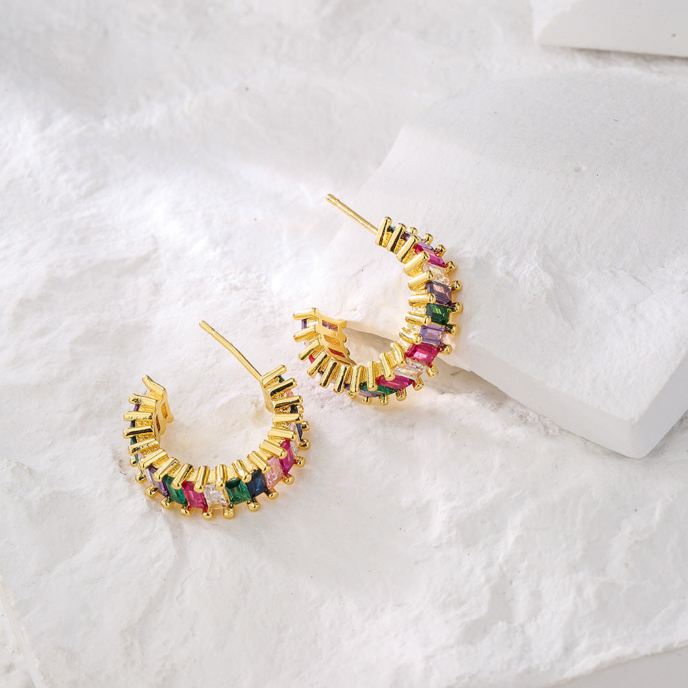 Orecchini a perno da donna minimalisti moderni geometrici a forma di C, con micro-pavé di zirconi AAA, in rame placcato oro 18K