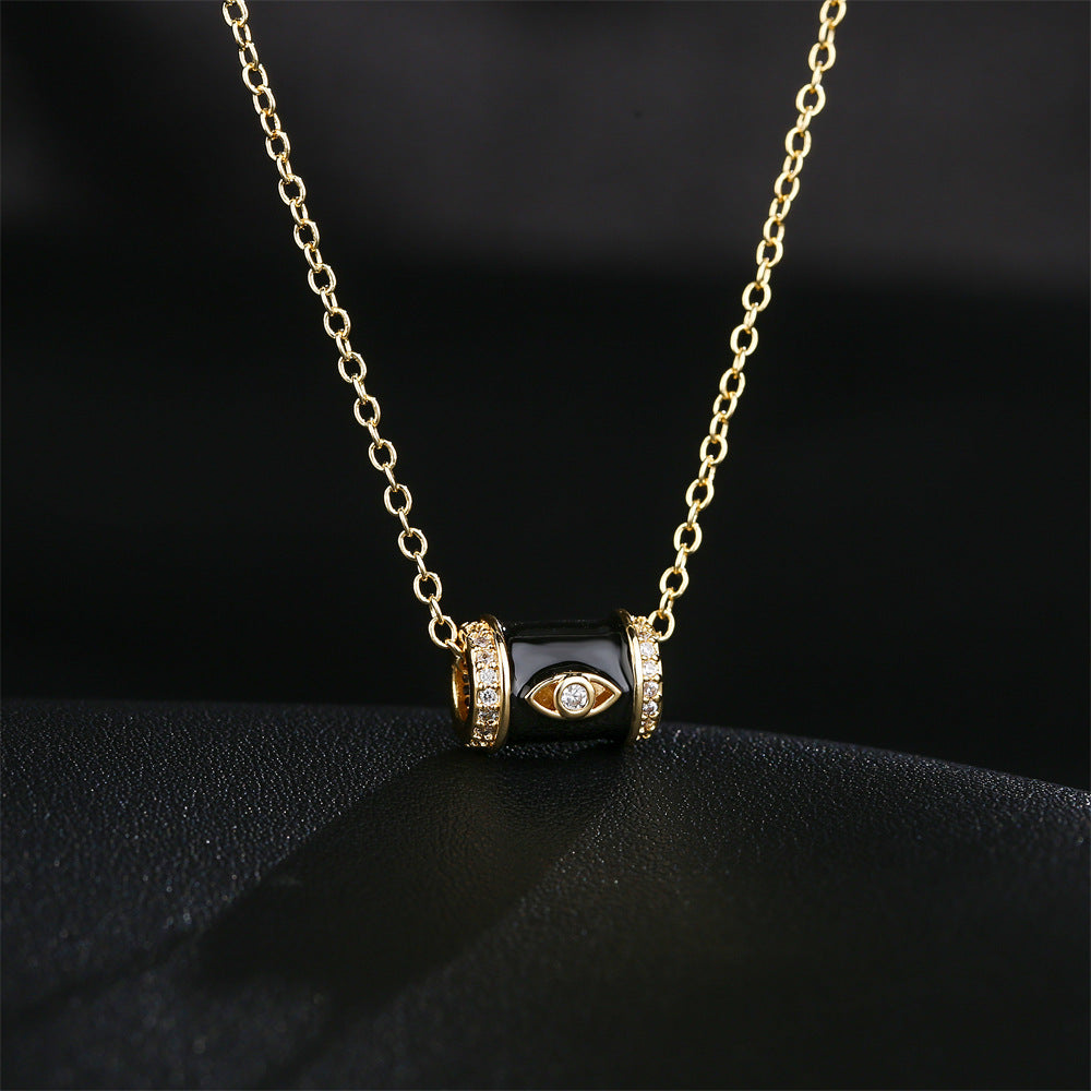 Collana con pendente geometrico minimalista in rame, placcatura in oro 18 carati e finitura smaltata con charm in zirconia cubica