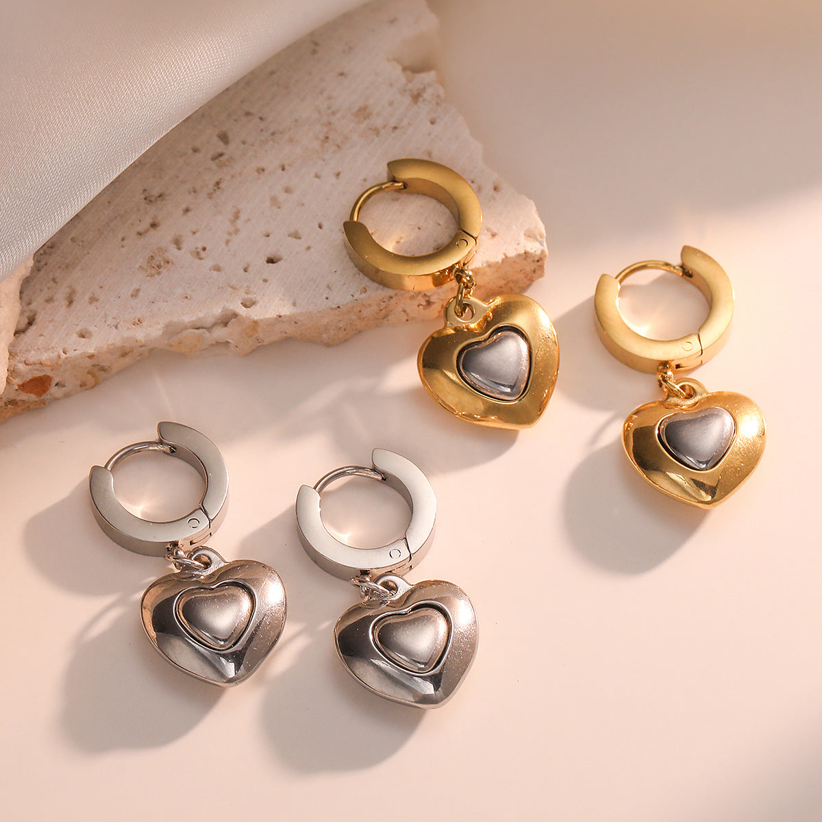 Orecchini Minimalisti a Cuore in Acciaio al Titanio con Placcatura in Vero Oro da Donna