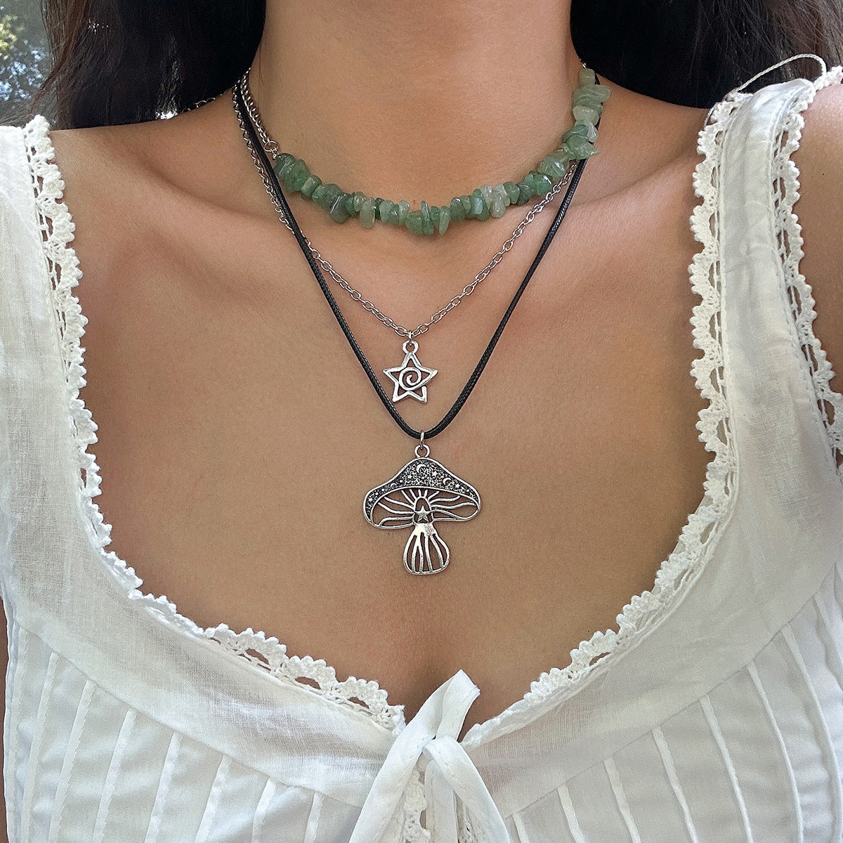 Collana Asimmetrica Bohemien Vintage con Perline Turchesi, Ciondolo Geometrico in Lega e Cordino di Cotone Cerato