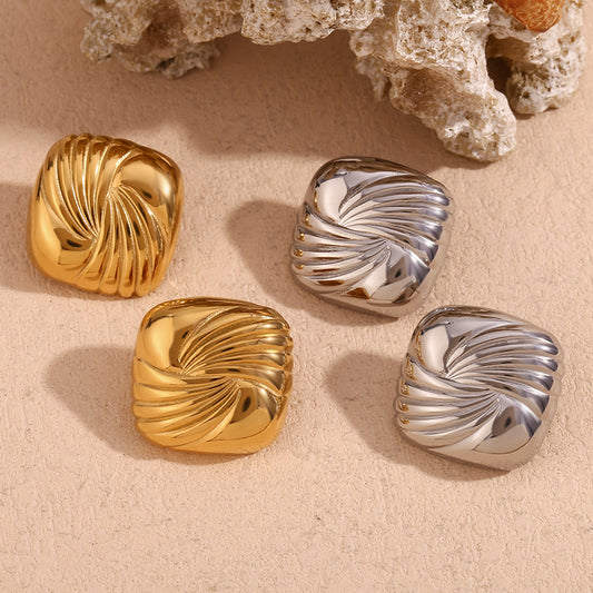 Aretes geométricos de ala de acero inoxidable chapados en oro de 18K con textura ondulada y a la moda