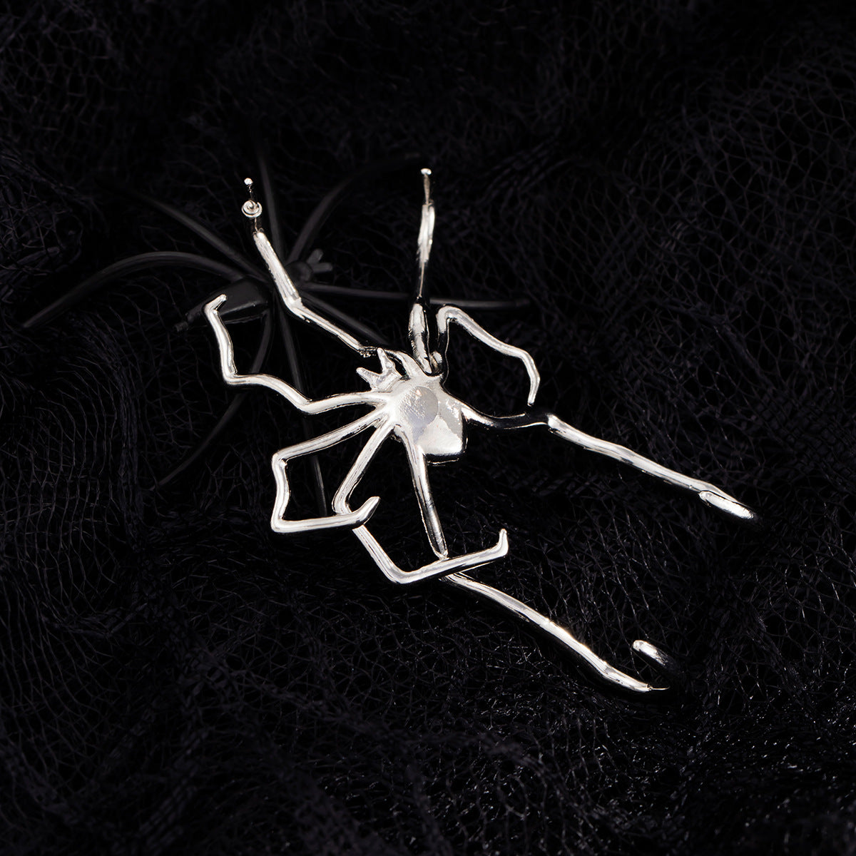 Sweet and Edgy Spider Outline Ear Cuffs for Women Alloy Earrings with Rhinestone Inlay Dark Aesthetic Halloween Jewelry