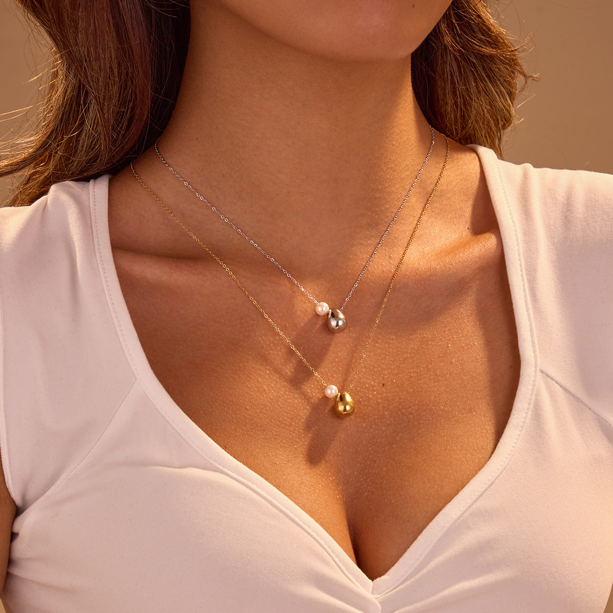 Collana con ciondolo geometrico minimalista in acciaio inossidabile da donna con finitura placcata e catena a clavicola leggera di lusso