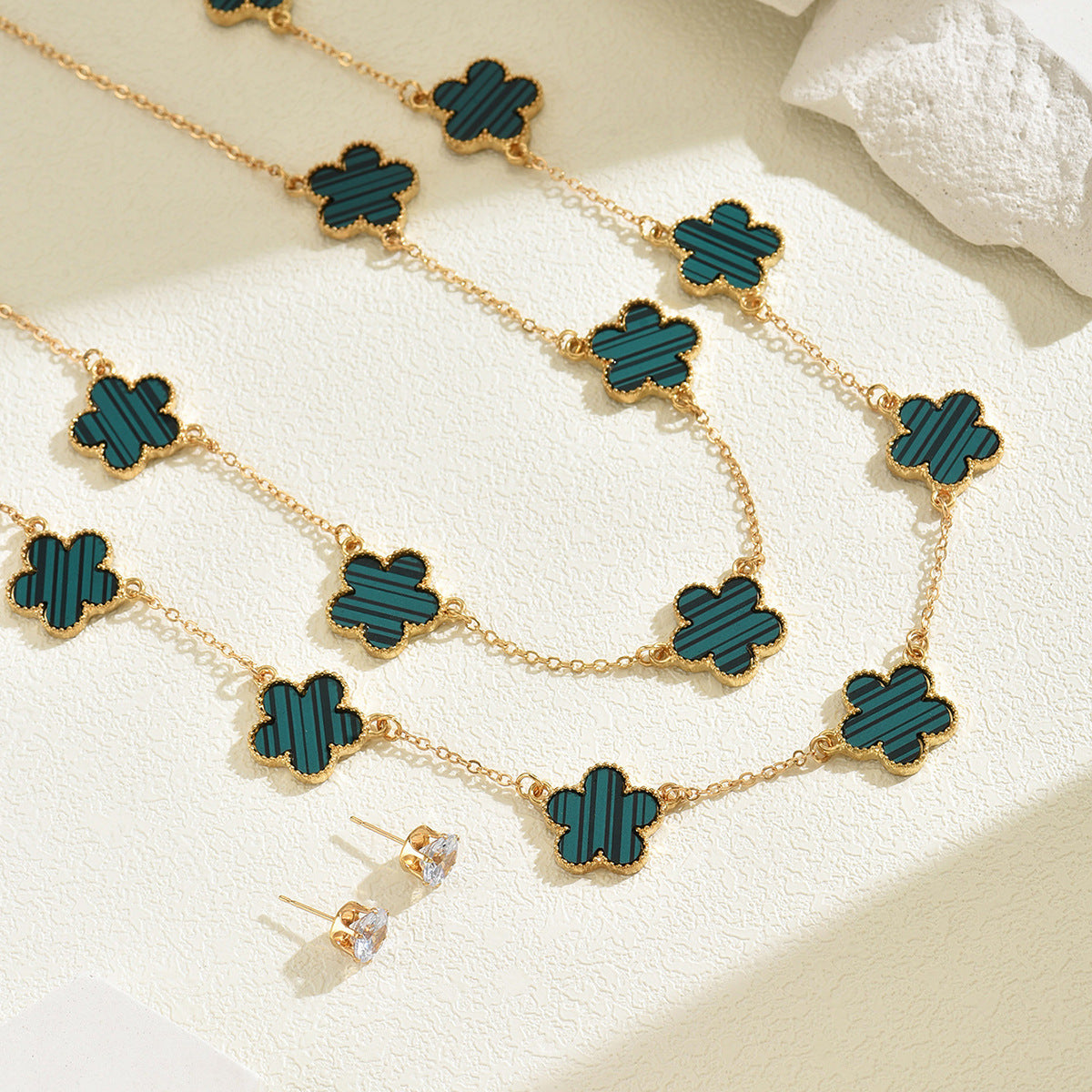 Set di collane con ciondolo in lega floreale minimalista con design a fiore di prugno e intarsi in strass per donna