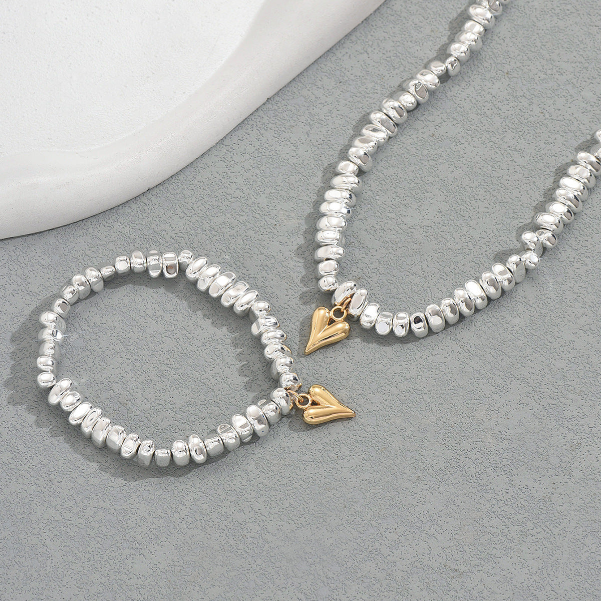Set di collana e braccialetto da donna con ciondolo a cuore geometrico in lega e finitura placcata