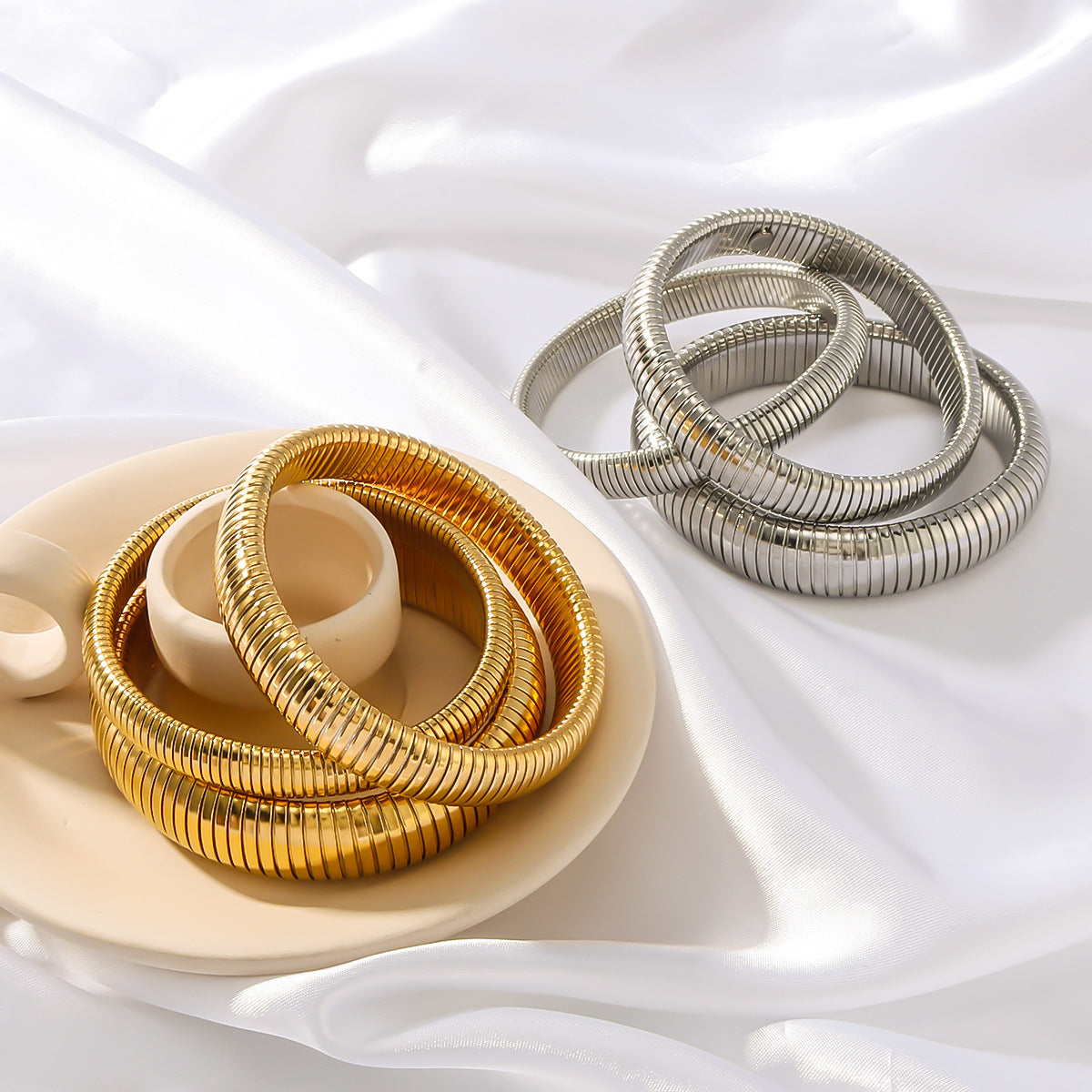 Bracciale con Fascia Larga Elastica a Spina di Serpente in Stile Vintage da Donna, Realizzato in Acciaio Inossidabile con Placcatura in Oro 18K
